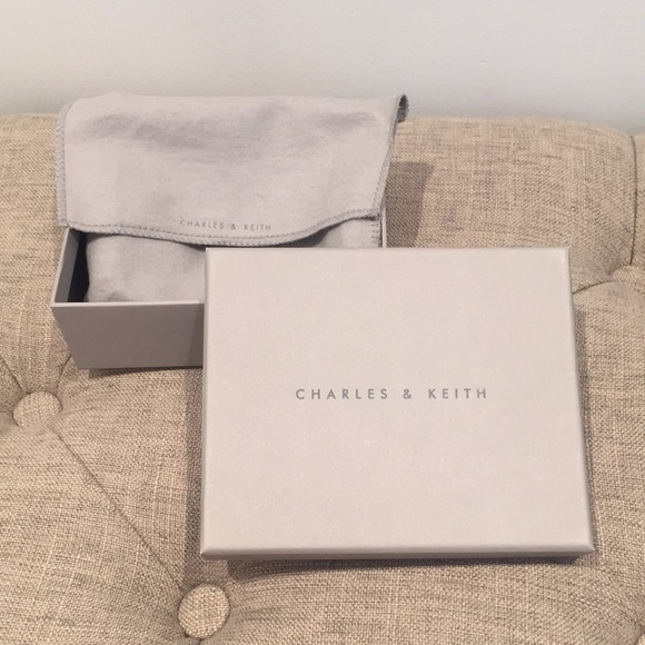 NWT Charles & Keith Snap Button Short Wallet On Chain - Sand Brown / Beige - Picture 11 of 11